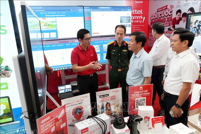 Lãnh đạo tỉnh Quảng Trị tham quan gian trưng bày sản phẩm Công nghệ số của Viettel Quảng Trị bên lề Hội nghị. Ảnh: Tá Chuyên - TTXVN 