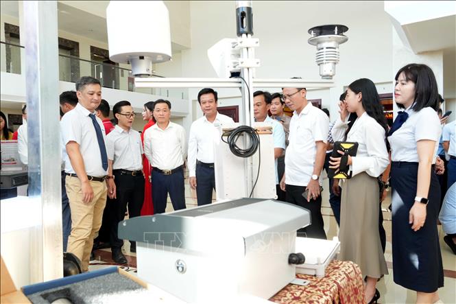 Lãnh đạo tỉnh Quảng Trị tham quan gian trưng bày sản phẩm Công nghệ số của ngành Nông nghiệp Quảng Trị bên lề Hội nghị. Ảnh: Tá Chuyên - TTXVN 