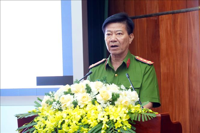Đại tá Lê Phương Nam, Phó Giám đốc Công an tỉnh Quảng Trị, trình bày tham luận chuyển đổi số trong ngành Công an. Ảnh: Tá Chuyên - TTXVN 
