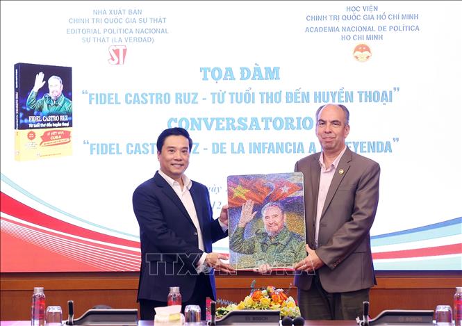 Đại sứ Cuba tại Việt Nam Rogelio Polanco Fuentes tặng bức ảnh Tổng Tư lệnh Fidel Castro Ruz cho Nhà xuất bản Chính trị quốc gia Sự thật. Ảnh: Văn Điệp - TTXVN
