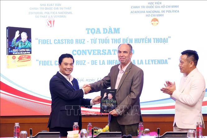 Phó Giám đốc - Phó Tổng Biên tập Nhà xuất bản Chính trị quốc gia Sự thật Nguyễn Thái Bình tặng sách cho Đại sứ Cuba tại Việt Nam Rogelio Polanco Fuentes. Ảnh: Văn Điệp - TTXVN
