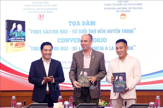 Phó Giám đốc - Phó Tổng Biên tập Nhà xuất bản Chính trị quốc gia Sự thật Nguyễn Thái Bình tặng sách cho các đại biểu. Ảnh: Văn Điệp - TTXVN