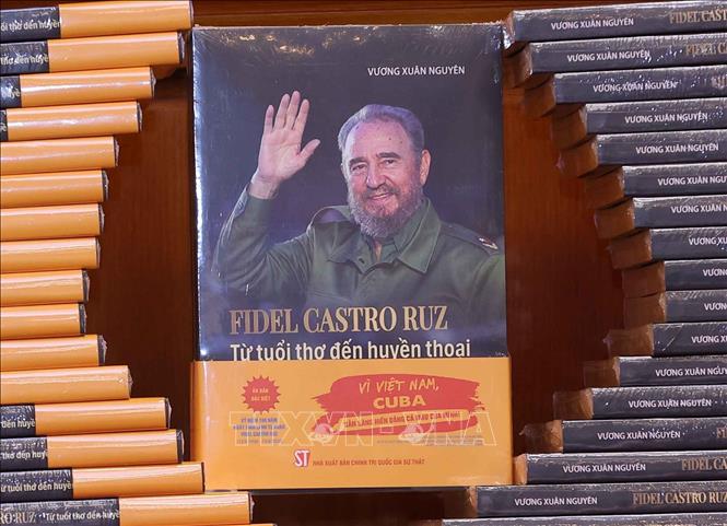 Cuốn sách Fidel Castro Ruz - Từ tuổi thơ đến huyền thoại. Ảnh: Văn Điệp - TTXVN