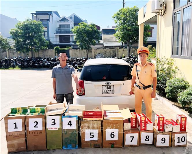 Cảnh sát giao thông Quảng Ninh phát hiện ô tô chở 4.500 bao thuốc lá và 24 chai rượu không rõ nguồn gốc. Ảnh: TTXVN phát