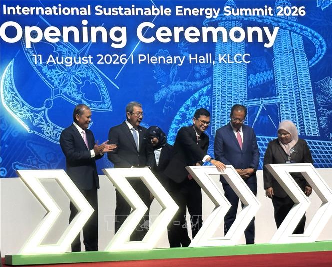 Bộ trưởng Kinh tế Akmal Nasrullah (giữa) tại lễ khai mạc ISES 2026. Ảnh: Viên Luyến – PV TTXVN tại Malaysia.
