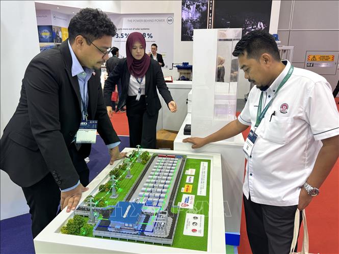Tập đoàn Điện lực Quốc gia Malaysia giới thiệu mô hình năng lượng tuần hoàn tại triển lãm thuộc ISES 2026. Ảnh: Viên Luyến – PV TTXVN tại Malaysia
