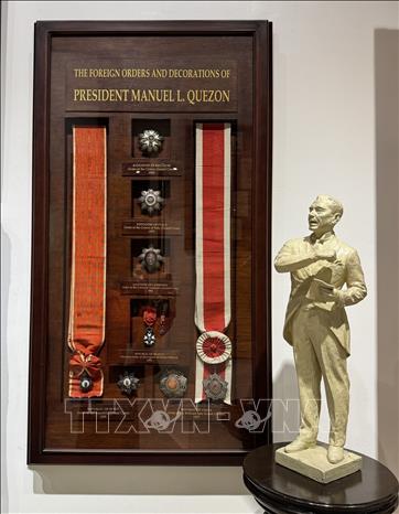 Bảng huân huy chương của các nước tặng Tổng thống thứ hai của Philippines, Manuel L. Quezon. Ảnh: Đỗ Quyên – PV TTXVN từ Philippines