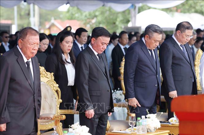 Thường trực Ban Bí thư Trần Cẩm Tú cùng Đoàn đại biểu cấp cao Đảng Cộng sản Việt Nam dành một phút tưởng niệm đồng chí Xaysomphone Phomvihane, Ủy viên Bộ Chính trị, Chủ tịch Quốc hội Lào. Ảnh: Phương Hoa – TTXVN
