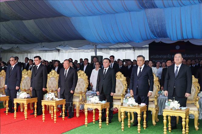 Thường trực Ban Bí thư Trần Cẩm Tú và Đoàn đại biểu cấp cao Đảng Cộng sản Việt Nam cùng Lãnh đạo, nguyên Lãnh đạo Đảng, Nhà nước Lào dự Lễ truy điệu đồng chí Xaysomphone Phomvihane, Ủy viên Bộ Chính trị, Chủ tịch Quốc hội Lào. Ảnh: Phương Hoa – TTXVN