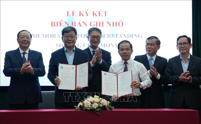 Lãnh đạo Viện Khoa học xã hội vùng Nam Bộ và Trung tâm Á Châu, Đại học Quốc gia Seoul (Hàn Quốc) thực hiện nghi thức sau ký kết biên bản ghi nhớ. Ảnh: Anh Tuấn - TTXVN
