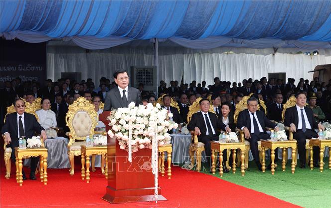 Tổng Bí thư, Chủ tịch nước Lào Thongloun Sisoulith đọc điếu văn tại Lễ truy điệu đồng chí Xaysomphone Phomvihane, Ủy viên Bộ Chính trị, Chủ tịch Quốc hội Lào. Ảnh: Phương Hoa – TTXVN

