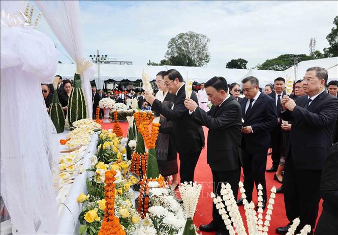 Thường trực Ban Bí thư Trần Cẩm Tú cùng các đồng chí lãnh đạo cấp cao Việt Nam và Lào dâng hoa viếng đồng chí Xaysomphone Phomvihane, Ủy viên Bộ Chính trị, Chủ tịch Quốc hội Lào. Ảnh: Phương Hoa - TTXVN