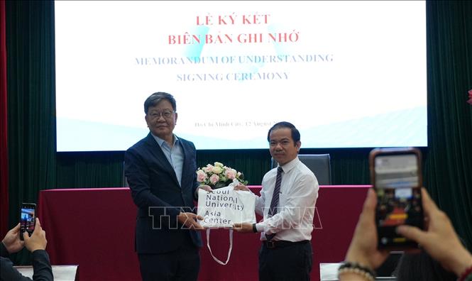 Lãnh đạo Viện Khoa học xã hội vùng Nam Bộ và Trung tâm Á Châu, Đại học Quốc gia Seoul (Hàn Quốc) thực hiện nghi thức sau ký kết biên bản ghi nhớ. Ảnh: Anh Tuấn - TTXVN