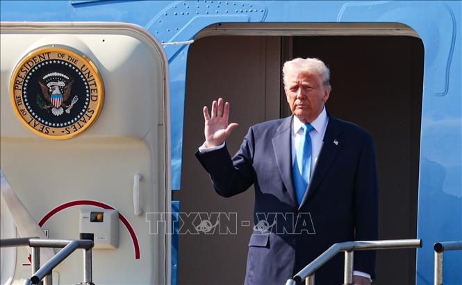 (Tư liệu) Tổng thống Mỹ Donald Trump trên chuyên cơ Air Force One tại thành phố Busan, Hàn Quốc ngày 29/10/2025. Ảnh: Yonhap/TTXVN phát