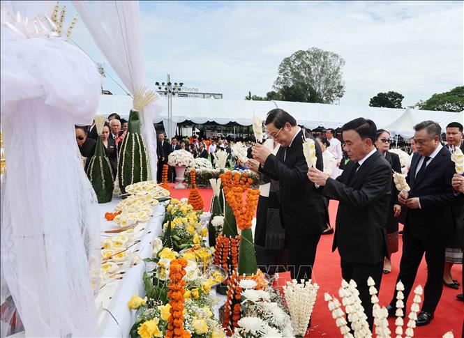 Thường trực Ban Bí thư Trần Cẩm Tú cùng các đồng chí lãnh đạo cấp cao Việt Nam và Lào dâng hoa viếng đồng chí Xaysomphone Phomvihane, Ủy viên Bộ Chính trị, Chủ tịch Quốc hội Lào. Ảnh: Phương Hoa - TTXVN