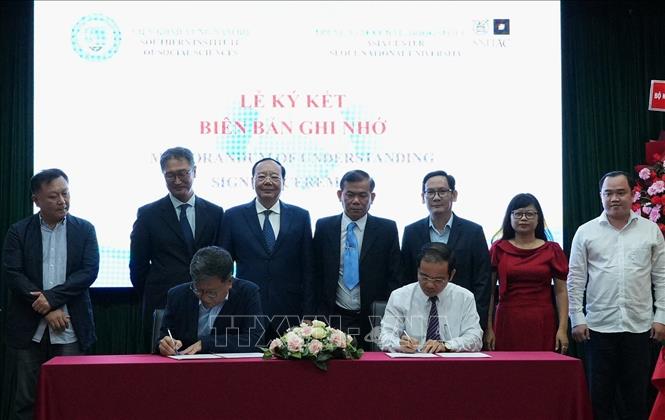 Lãnh đạo Viện Khoa học xã hội vùng Nam Bộ và Trung tâm Á Châu, Đại học Quốc gia Seoul (Hàn Quốc) ký kết biên bản ghi nhớ. Ảnh: Anh Tuấn - TTXVN