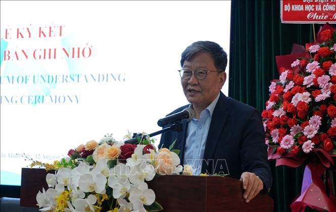 Ông Suhong Chae, Giám đốc Trung tâm Á Châu, Đại học Quốc gia Seoul phát biểu tại lễ ký kết. Ảnh: Anh Tuấn - TTXVN