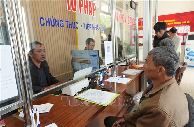Người dân đến giao dịch tại Trung tâm phục vụ hành chính công Phường Xuân Trường – Đà Lạt được cán bộ chuyên môn hướng dẫn về các ứng dụng số trong giải quyết Thủ tục hành chính. Ảnh: Nguyễn Dũng – TTXVN

