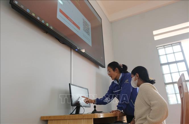 Cán bộ xã Lạc Dương (Lâm Đồng) hướng dẫn cho người dân sử dụng kỹ năng số trong giải quyết thủ tục hành chính tại địa phương. Ảnh: Nguyễn Dũng – TTXVN 
