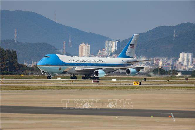 (Tư liệu) Chuyên cơ Air Force One chở Tổng thống Mỹ Donald Trump hạ cánh tại sân bay Gimhae ở thành phố Busan, Hàn Quốc ngày 29/10/2025. Ảnh: Yonhap/TTXVN phát