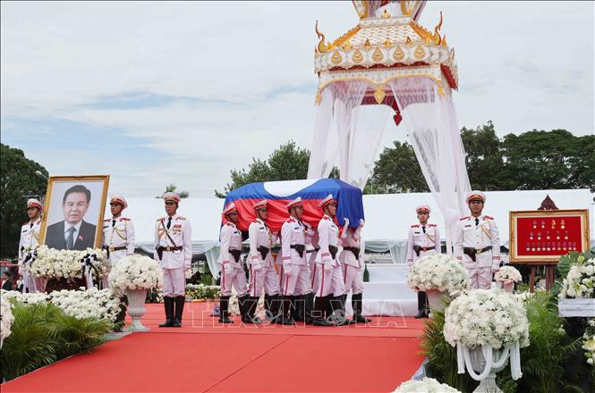 Linh cữu đồng chí Xaysomphone Phomvihane, Ủy viên Bộ Chính trị, Chủ tịch Quốc hội Lào được di chuyển tới nơi tiến hành Lễ truy điệu. Ảnh: Phương Hoa - TTXVN