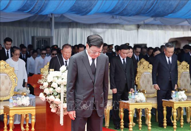 Tổng Bí thư, Chủ tịch nước Lào Thongloun Sisoulith cùng các đồng chí lãnh đạo Đảng, Nhà nước dành một phút tưởng niệm đồng chí Xaysomphone Phomvihane, Ủy viên Bộ Chính trị, Chủ tịch Quốc hội Lào. Ảnh: Phương Hoa – TTXVN