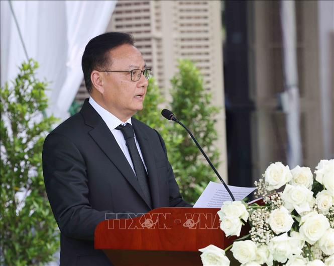 Phó Thủ tướng, Bộ trưởng Tài chính Lào Santiphap Phomvihane thay mặt gia đình gửi lời cảm ơn tại Lễ truy điệu. Ảnh: Phương Hoa - TTXVN