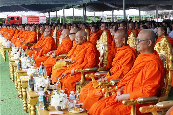 Các nhà sư Lào thực hiện nghi lễ theo phong tục tập quán tại Lễ truy điệu đồng chí Xaysomphone Phomvihane, Ủy viên Bộ Chính trị, Chủ tịch Quốc hội Lào. Ảnh: Phương Hoa – TTXVN