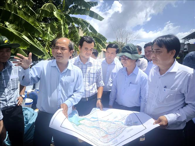 Đoàn công tác khảo sát khu vực đề xuất xây dựng đập tạm Ba Lai, xã Phú Túc. Ảnh: Huỳnh Phúc Hậu - TTXVN