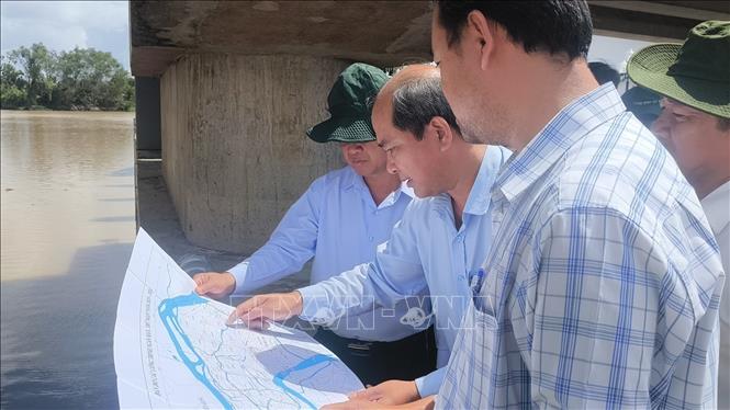 Đoàn khảo sát tại khu vực cống Tân Phú, xã Tân Phú. Ảnh: Huỳnh Phúc Hậu - TTXVN
