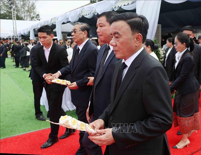 Thường trực Ban Bí thư Trần Cẩm Tú cùng các đồng chí lãnh đạo, nguyên lãnh đạo cấp cao của Lào dâng hoa viếng đồng chí Xaysomphone Phomvihane, Ủy viên Bộ Chính trị, Chủ tịch Quốc hội Lào. Ảnh: Phương Hoa - TTXVN
