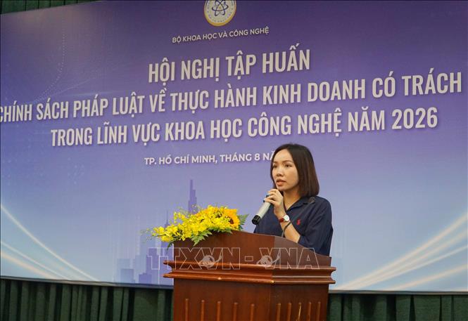 Bà Trần Thị Phi Yến, Giám sát pháp lý, Công ty Cổ phần Thực phẩm Dinh dưỡng Nutifood, chia sẻ về thực tiễn thực hành kinh doanh có trách nhiệm. Ảnh: Thu Hoài - TTXVN