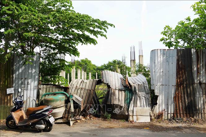 Hàng rào bằng tôn bao quanh Dự án Trung tâm thương mại An Hòa, thành phố Huế bị mối mọt, ngã đổ do bỏ hoang nhiều năm. Ảnh: Nguyên Lý - TTXVN