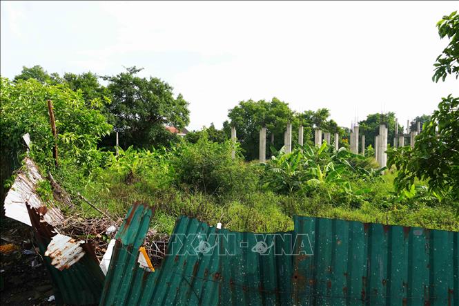 Hàng rào bằng tôn bao quanh Dự án Trung tâm thương mại An Hòa, thành phố Huế, bị mối mọt, ngã đổ do bỏ hoang nhiều năm. Ảnh: Nguyên Lý - TTXVN