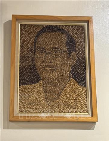 Bức chân dung ông Benigno S. Aquino III, Tổng thống thứ 15 của Philippines, được chế tác từ hạt cà phê do Việt Nam trao tặng trong dịp Hội nghị Thượng đỉnh ASEAN lần thứ 17 diễn ra tại Hà Nội năm 2010. Ảnh: Đỗ Quyên – PV TTXVN từ Philippines
