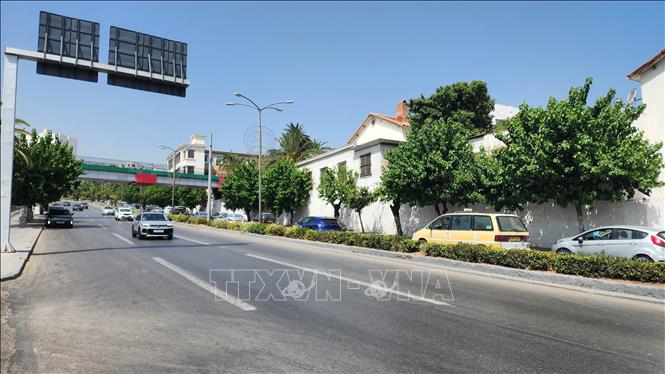  Nắng nóng tiếp diễn tại thủ đô Algiers với nhiệt độ ngoài trời lên tới hơn 45 độ C vào lúc ban trưa. Ảnh: Mạnh Hùng – PV TTXVN tại Algeria