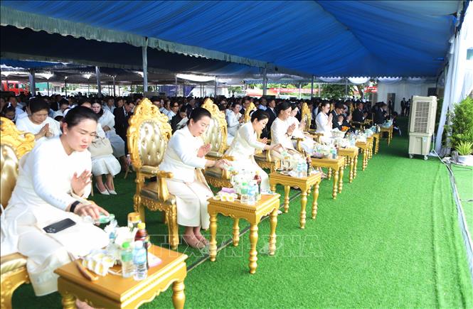 Đại biểu thực hiện nghi thức nhỏ giọt nước tích đức tại Lễ truy điệu và an táng cấp Nhà nước đồng chí Xaysomphone Phomvihane. Ảnh: Xuân Tú - PV TTXVN tại Lào