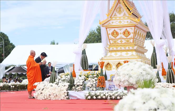 Tổng Bí thư, Chủ tịch nước Lào dành phút mặc niệm tưởng nhớ và tiễn biệt đồng chí Xaysomphone Phomvihane. Ảnh: Xuân Tú - PV TTXVN tại Lào