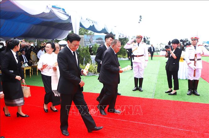 Lãnh đạo Đảng, Nhà nước và nguyên lãnh đạo Đảng, Nhà nước Lào tiễn biệt đồng chí Xaysomphone Phomvihane. Ảnh: Xuân Tú - PV TTXVN tại Lào