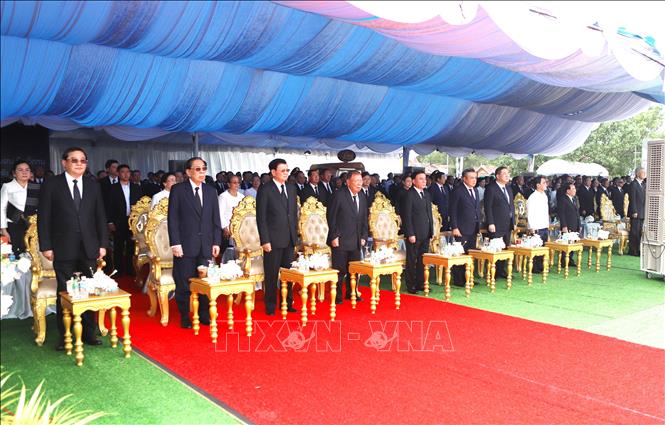 Lãnh đạo, nguyên lãnh đạo Đảng, Nhà nước Lào cùng các vị khách quốc tế thực hiện nghi thức tiễn biệt đồng chí Xaysomphone Phomvihane. Ảnh: Xuân Tú - PV TTXVN tại Lào