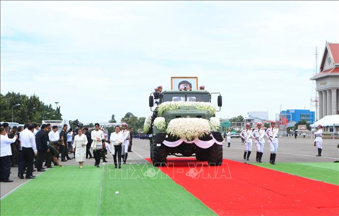 Xe chuyển linh cữu đồng chí Xaysomphone Phomvihane đến nơi cử hành Lễ truy điệu và an táng cấp Nhà nước tại Quảng trường Thatluang ở thủ đô Viêng Chăn. Ảnh: Xuân Tú - PV TTXVN tại Lào