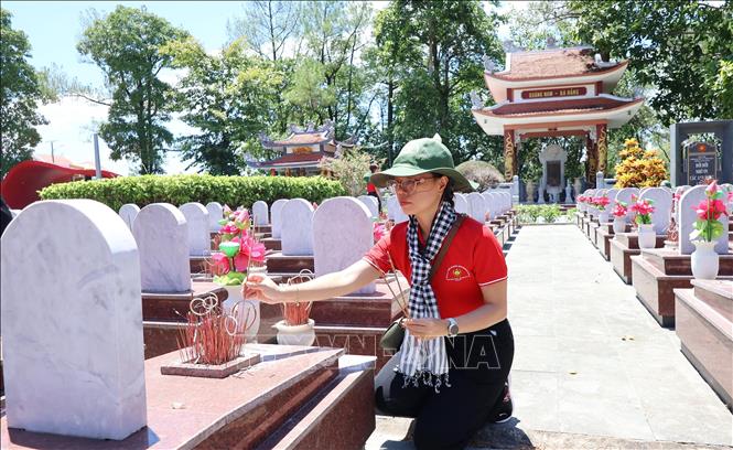  Thắp hương tưởng nhớ các anh hùng liệt sĩ tại Nghĩa trang liệt sĩ Quốc gia Trường Sơn, tỉnh Quảng Trị. Ảnh: Đinh Hằng - TTXVN