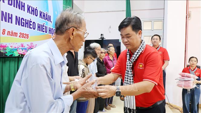 Lãnh đạo Ban Tuyên giáo và Dân vận Thành phố Hồ Chí Minh tặng quà cho người dân gia đình chính sách xã Ải Tử, tỉnh Quảng Trị. Ảnh: Đinh Hằng - TTXVN