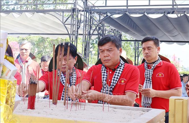 Các đại biểu thắp hương tưởng nhớ các anh hùng liệt sĩ tại Nghĩa trang liệt sĩ Quốc gia Đường 9, tỉnh Quảng Trị. Ảnh: Đinh Hằng - TTXVN