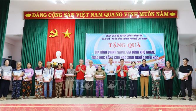 Lãnh đạo Ban Tuyên giáo và Dân vận Thành phố Hồ Chí Minh tặng quà cho người dân gia đình chính sách, người dân có hoàn cảnh khó khăn xã Ải Tử, tỉnh Quảng Trị. Ảnh: Đinh Hằng - TTXVN