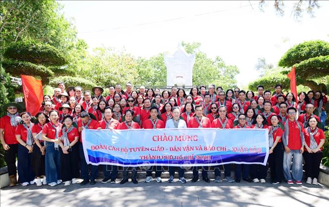 Đoàn cán bộ tuyên giáo - dân vận, báo chí - xuất bản Thành phố Hồ Chí Minh tại Nghĩa trang liệt sĩ Quốc gia Trường Sơn, tỉnh Quảng Trị. Ảnh: Đinh Hằng - TTXVN