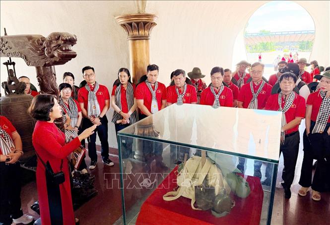 Đoàn cán bộ tuyên giáo - dân vận, báo chí - xuất bản Thành phố Hồ Chí Minh nghe thuyết minh về cuộc chiến 81 ngày đêm của quân ta tại Thành cổ Quảng Trị, tỉnh Quảng Trị. Ảnh: Đinh Hằng - TTXVN
