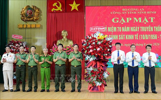 Lãnh đạo tỉnh Ninh Bình chúc mừng lực lượng Cảnh sát Kinh tế, Công an tỉnh Ninh Bình. Ảnh: Đức Phương - TTXVN