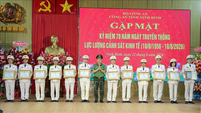 Các cá nhân có thành tích xuất sắc được khen thưởng tại buổi gặp mặt. Ảnh: Đức Phương - TTXVN