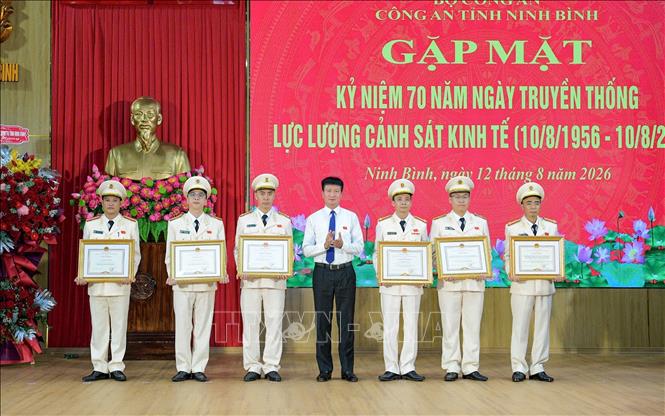 Các cá nhân có thành tích xuất sắc được khen thưởng tại buổi gặp mặt. Ảnh: Đức Phương - TTXVN